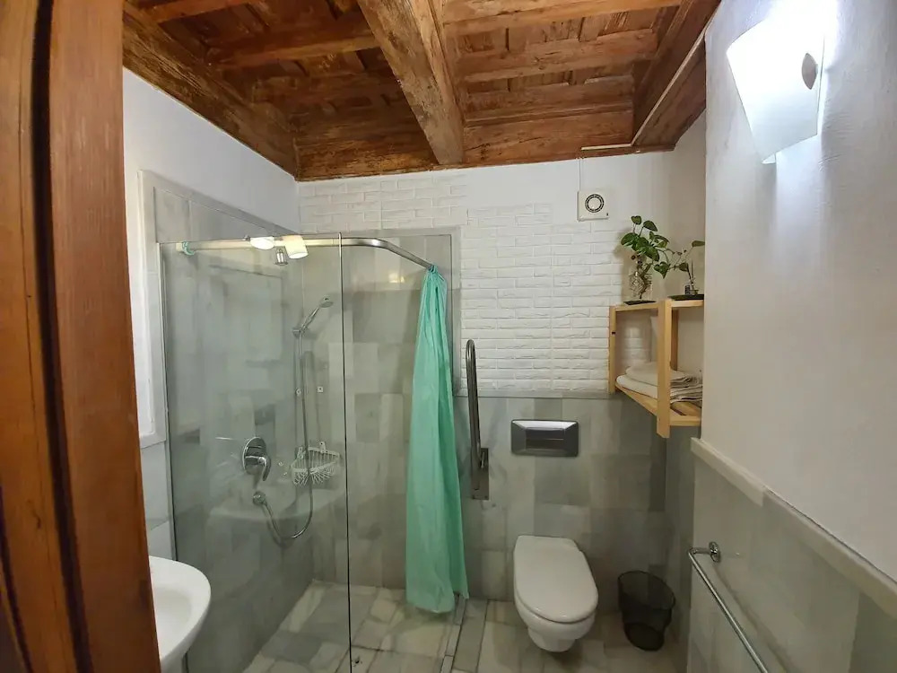 Alhambra Nest