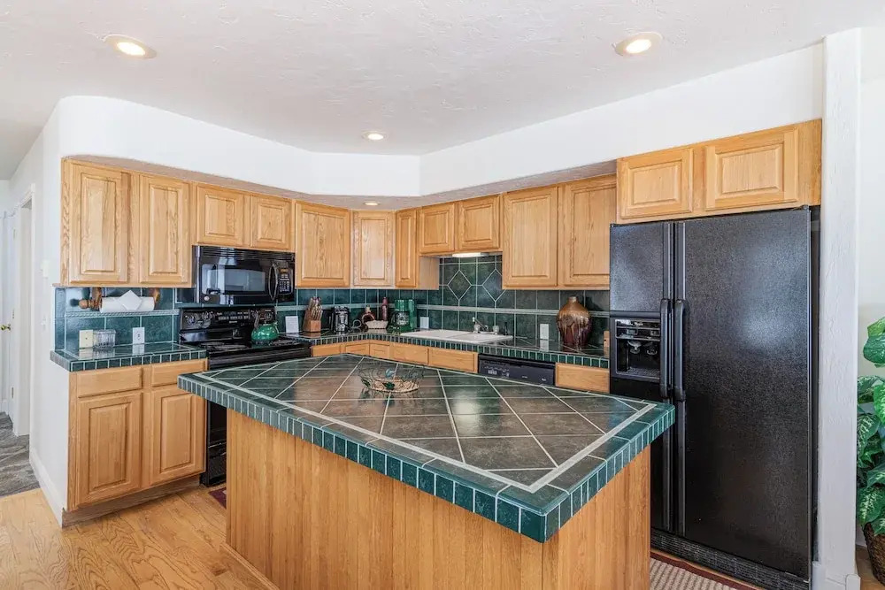 3BR Townhome w/ Mountain View & Balcony