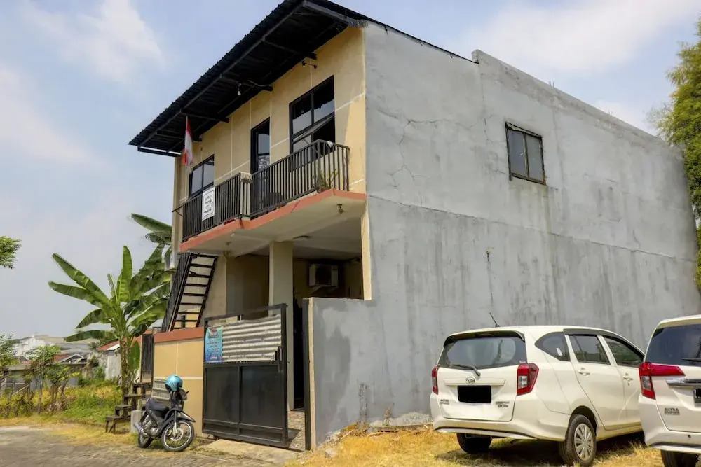 OYO Life 92922 Kost Bu Mala 1 Syariah