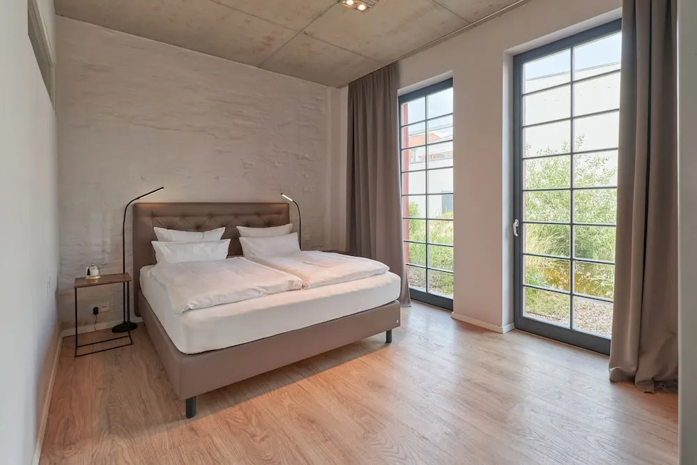 havelblau Ferienlofts - Stilvoll wohnen unmittelbar an der Havel - zentral - Küche - WLAN - Wallbox - Kajaks und Fahrräder vor Ort