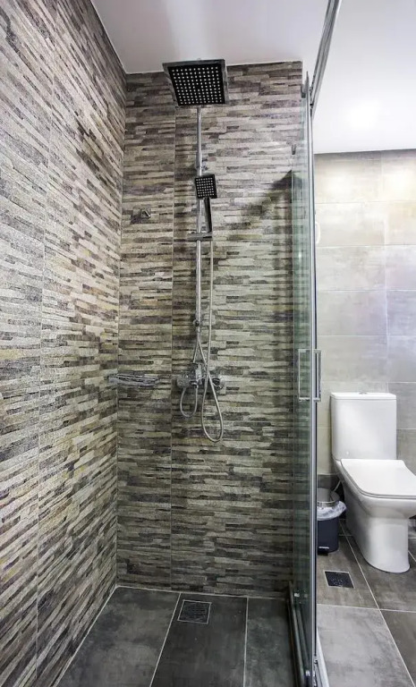 Spacious 3-Bedroom Apartment 90M From Train