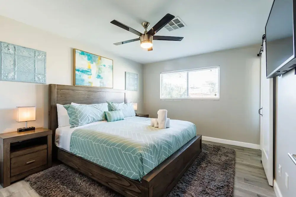 4BR Sleeps 8 Heated Pool Yard Games Bbq!