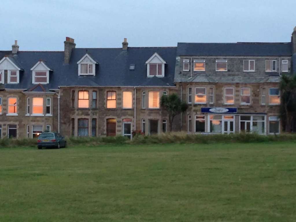 Breakers Lodge