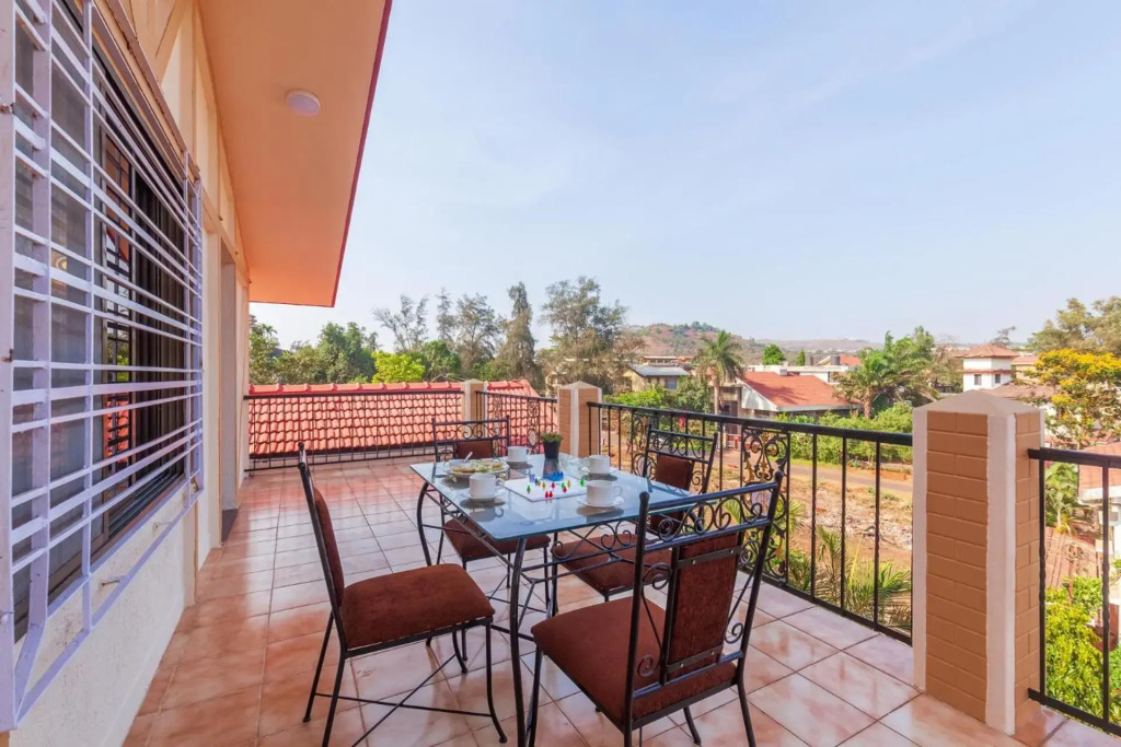 StayVistas V Square - Enjoy a pool and indoor games for a leisurely stay