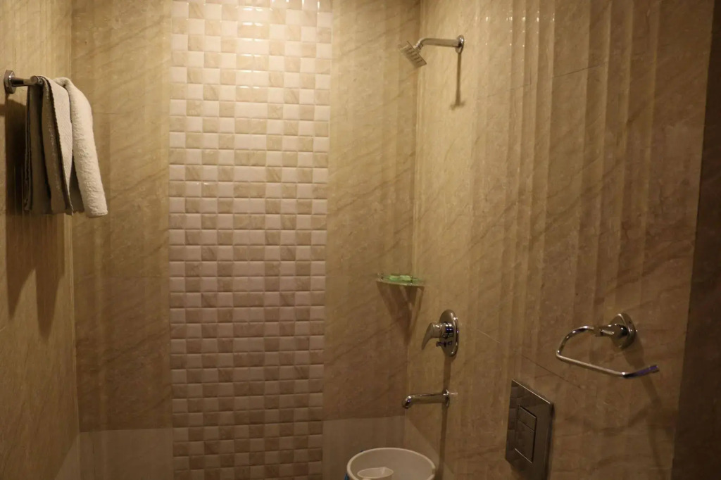Hotel All Iz Well - Just a min away from New Delhi Railway Station