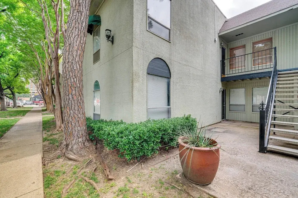 3 Mi to Dtwn Dallas: Condo w/ Walkable Location!