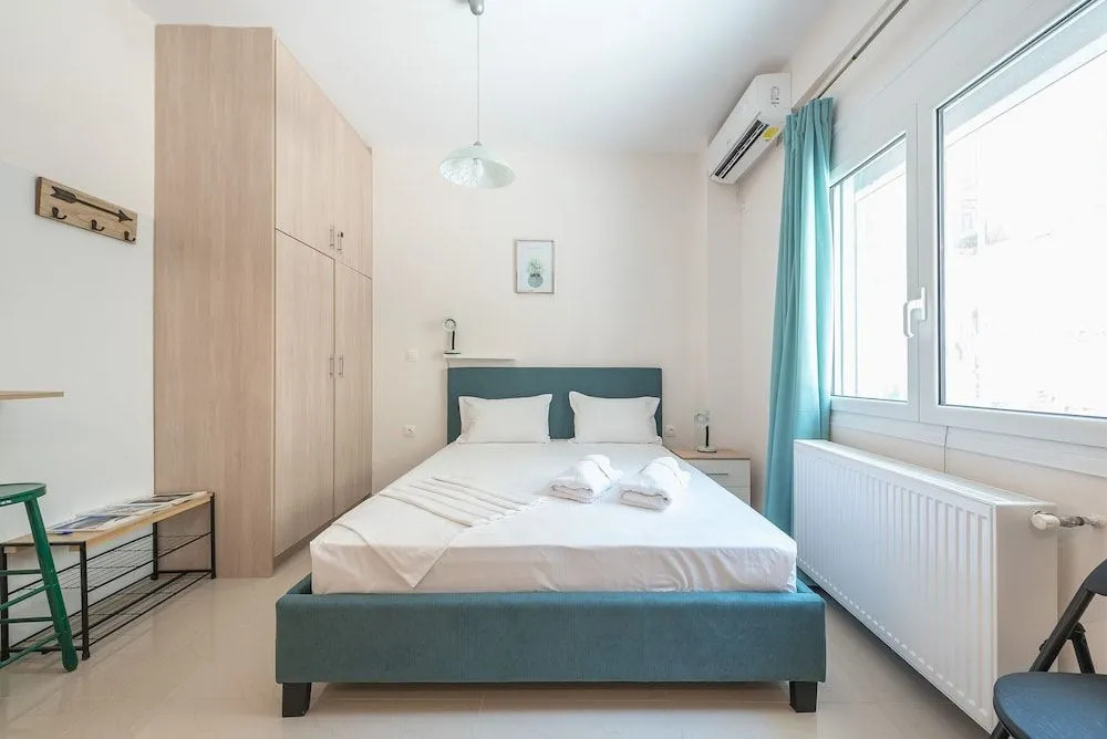 SHARING ROOM IN NEAR THISSIO METRO STATION BY ACROPOLIs