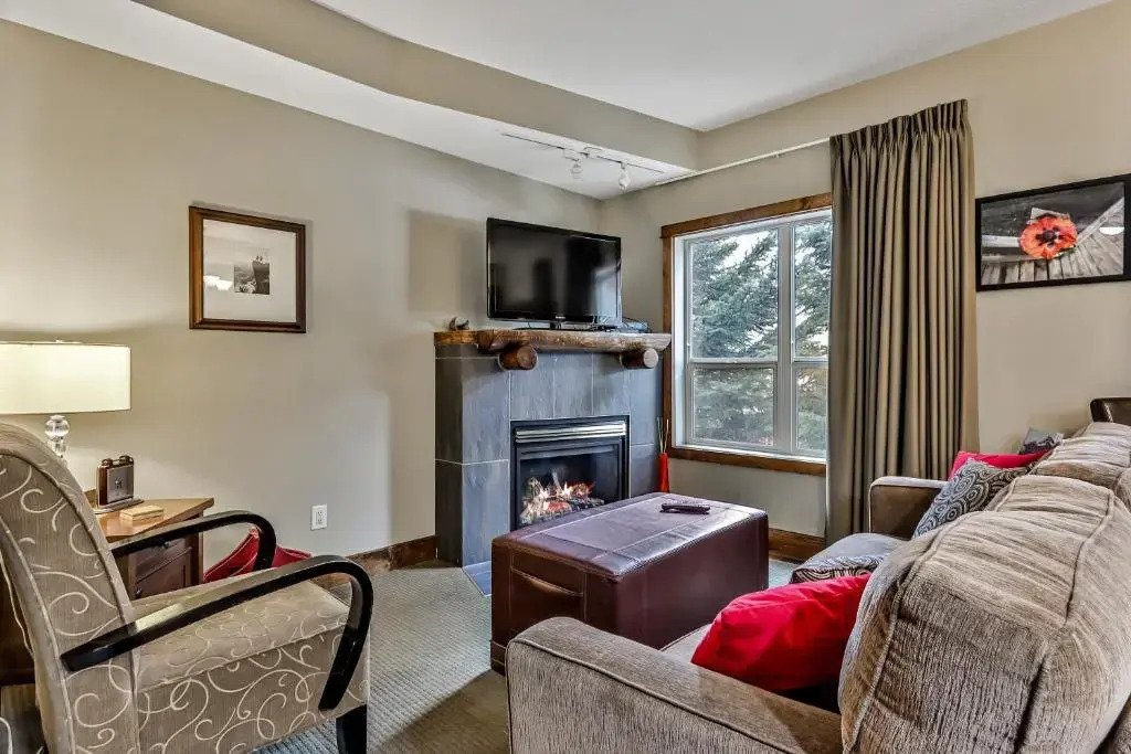 Fenwick Vacation Rentals Spacious Mountain 2 Bedroom with Hot tub