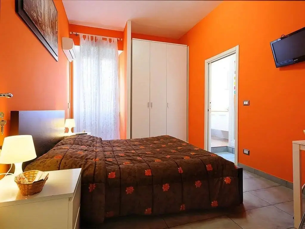 Adriatic Room 50m dalla stazione Ferroviaria di Ciampino e dalla navetta aeroportuale