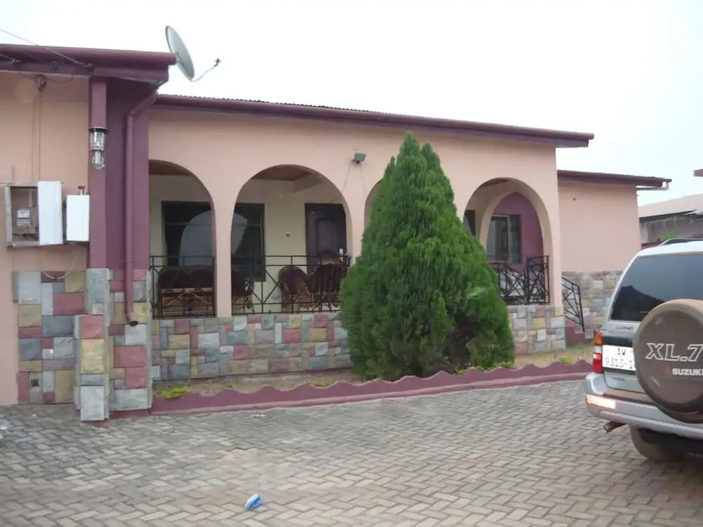 3 Bed House Sleeps 6 - Parking, Wifi, Generator