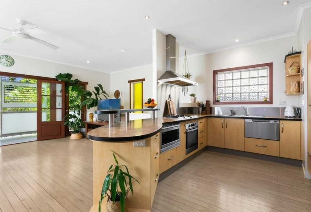 Burleigh Coastal Escape 4BR Home