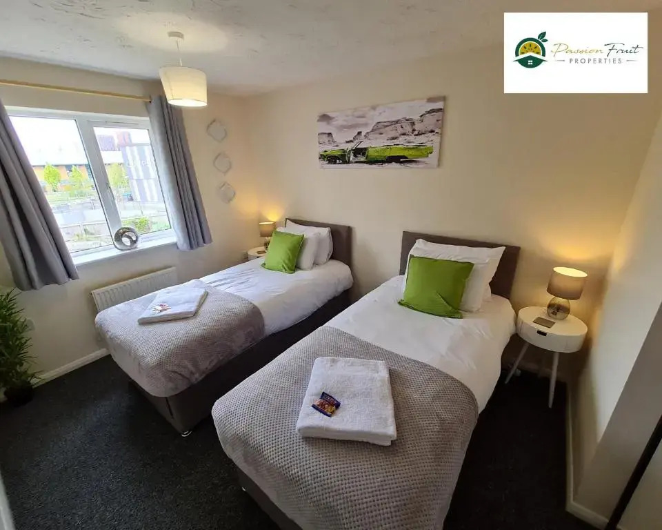 3 Bedroom house near Coventry City Centre with Wi-fi, driveway & garden - 16RWC