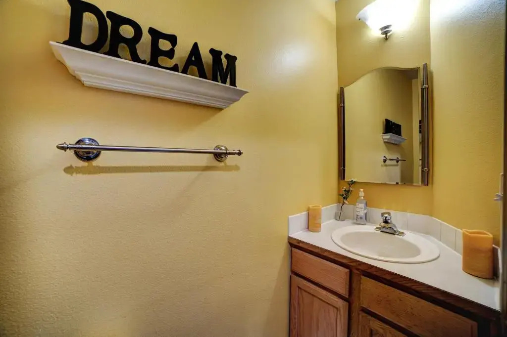 Cozy 2 Bedroom Townhouse in Northgate