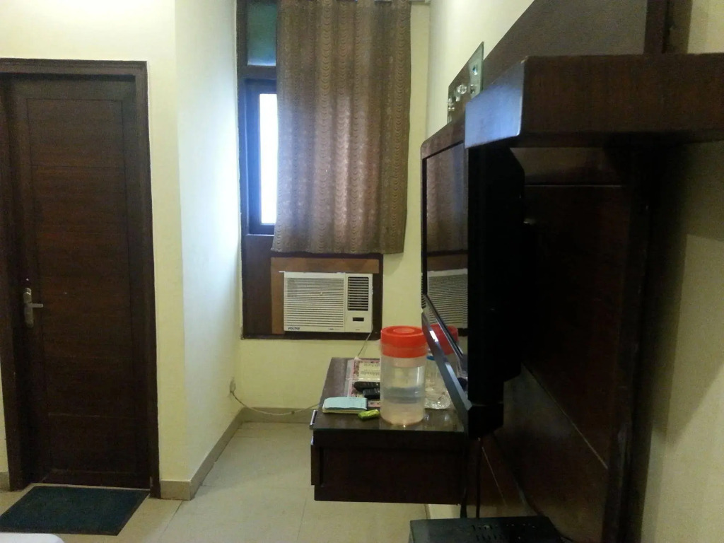 HOTEL TASHKENT PALACE - Budget Friendly, Near R K Ashram Metro Station