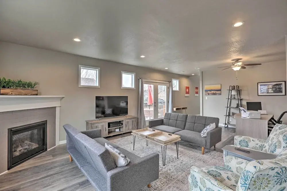 Chic Bend Home w/ Deck < 3 Mi to Downtown!