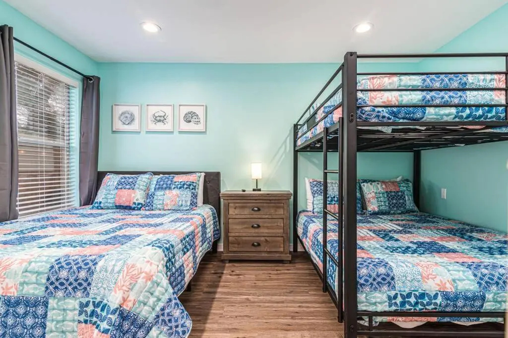 Zula Breeze Beach House, Sleeps 18, Private Heated Pool Spa, 3min Walk To The Beach, Pets Welcome, Fenced Yard