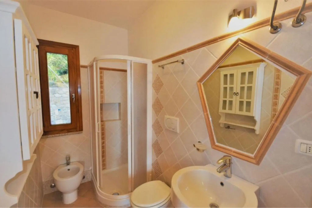 Two semi-detached houses in the immediate vicinity, for a total of three apartments on a 5-acre lot.-Villetta Zuccale 3