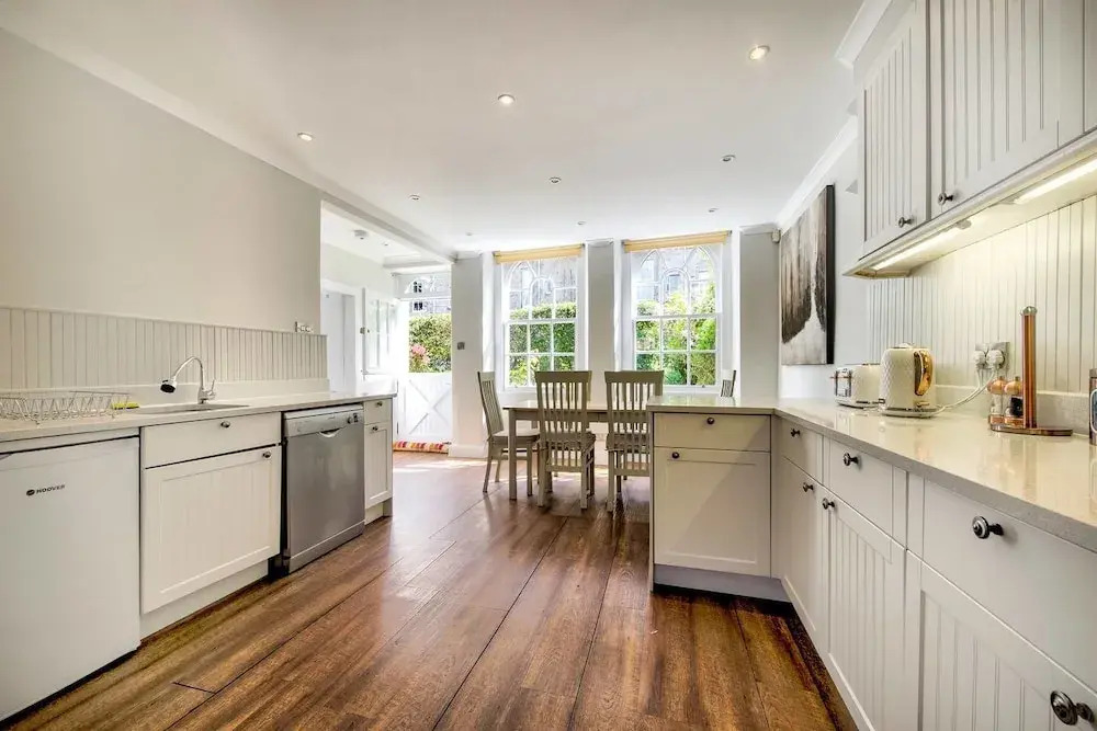 Quiet Mews House With Parking & Garden