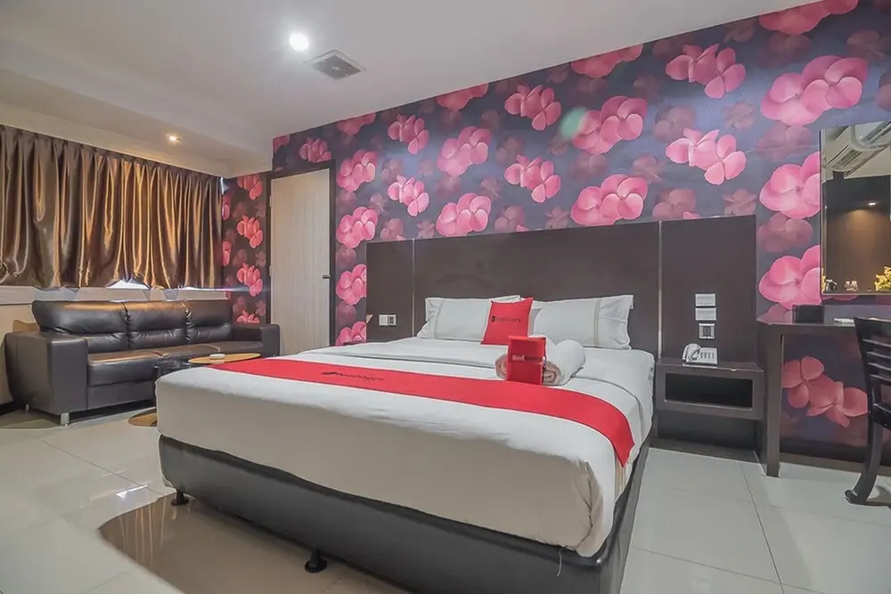 RedDoorz Plus near Harbour Bay Mall Batam