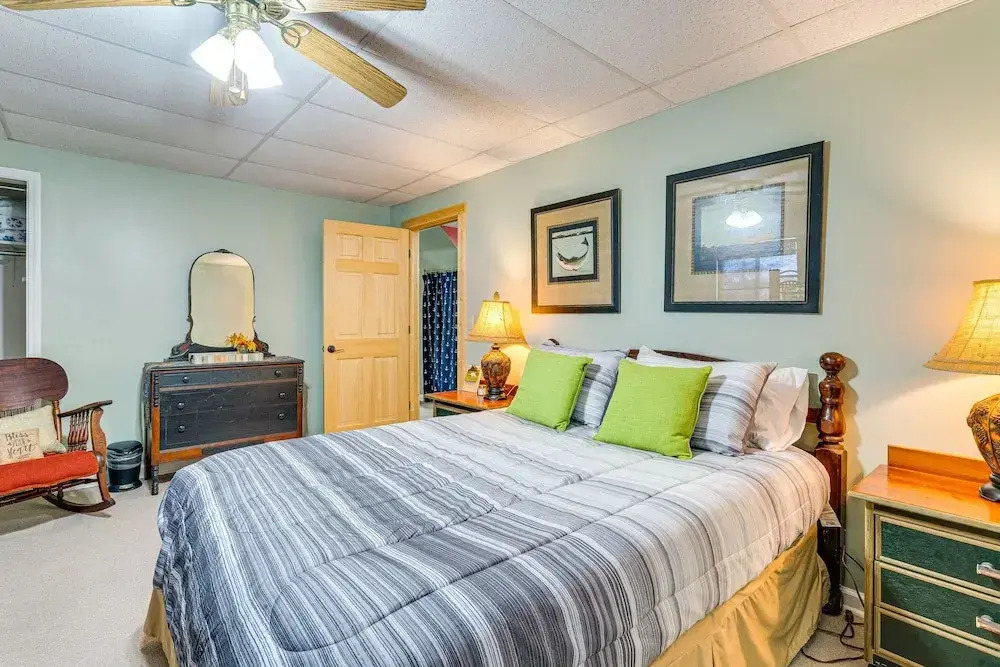 Pet-friendly Hiawassee Cabin w/ Lake Views & Sauna
