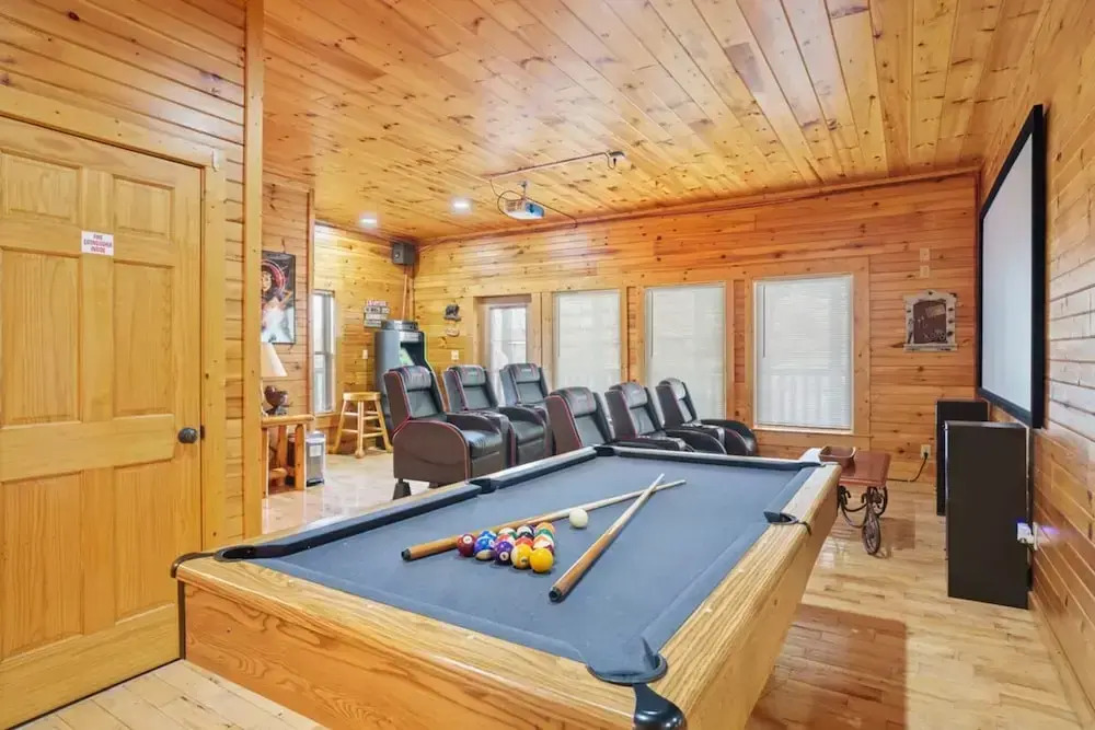 Stunning Mountain Cabin w Hot tub