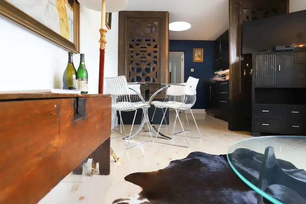 Stylish 1 Bedroom Flat With Balcony in North Kensington