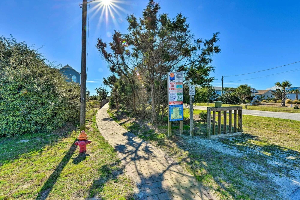 'west of the Moon' Ocean Apt w/ Beach Access!