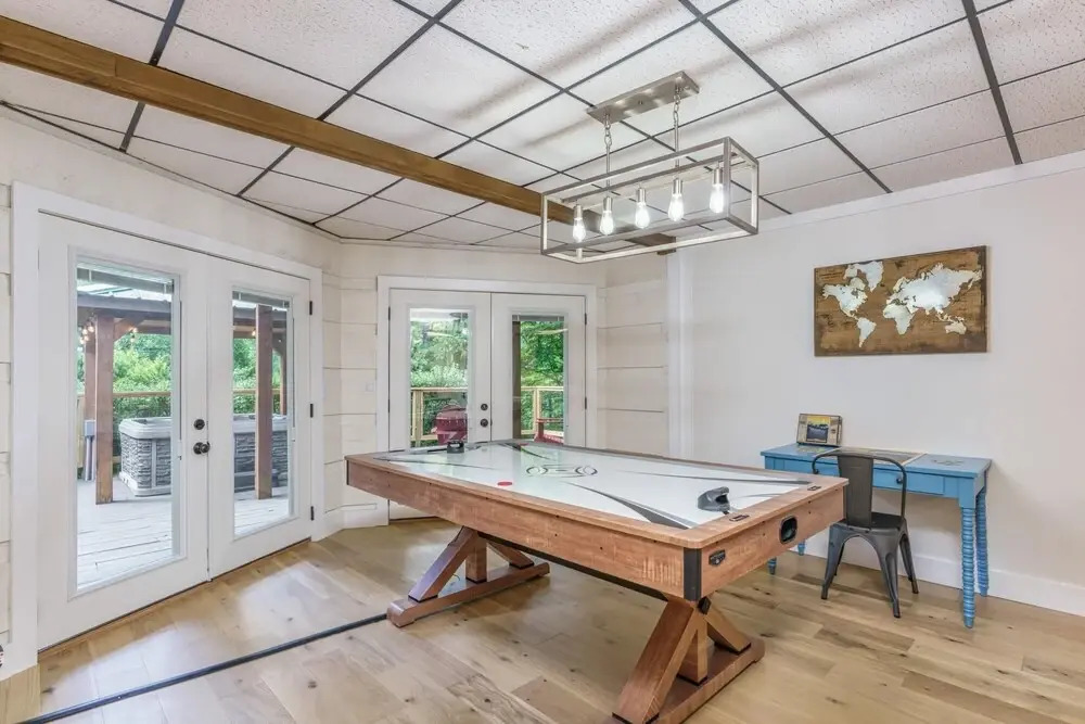 Grand Ole Mountain House: Hot Tub, Air Hockey, Arcade, Fire Pit, Nintendo Game Console