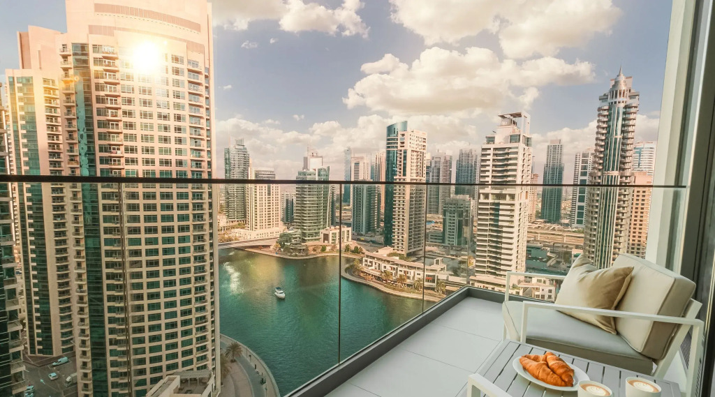 LUX - Contemporary Suite with Full Marina View 5