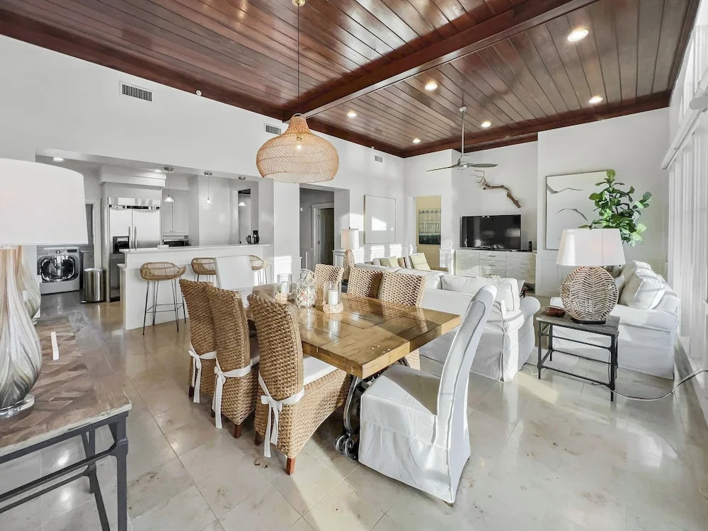 Views From Above 3 Bedroom Condo by RedAwning