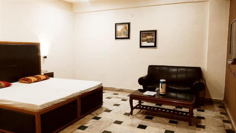HOTEL INTERNATIONAL - Adjoining INDO Canadian Transport & ISBT Jalandhar City - Corporate, Families, Solo Travellers, Couples Favorite