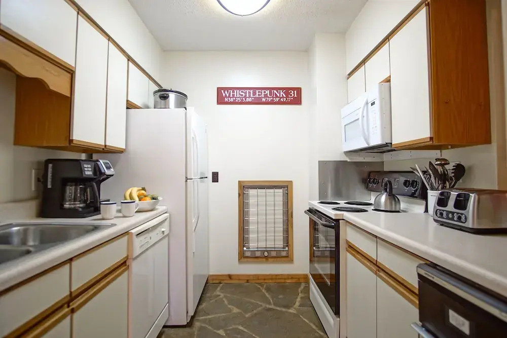 Whistlepunk #31: 2 Bedrooms, 2 Bath: Slope Side, Central Location. Wood Fireplace