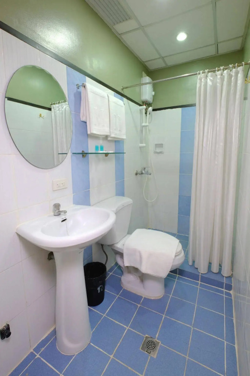 OYO 187 The Maxwell Hotel