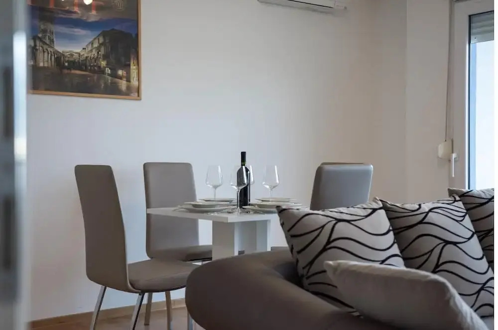 Amazing apartment in Podstrana w/ WiFi and 2 Bedrooms