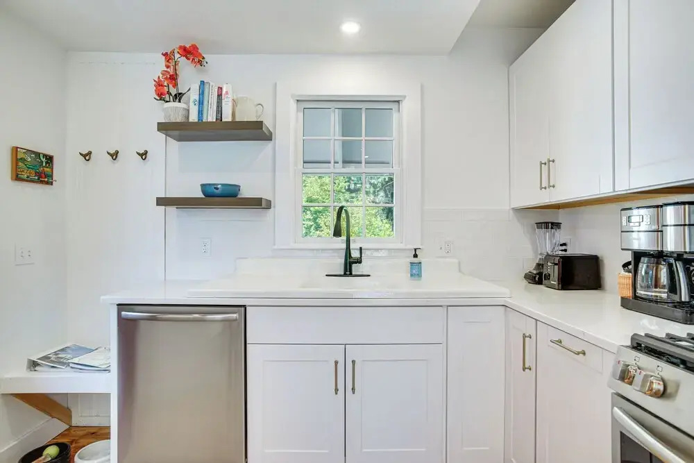 Walk to 2 Beaches! Group-friendly Pocasset Home