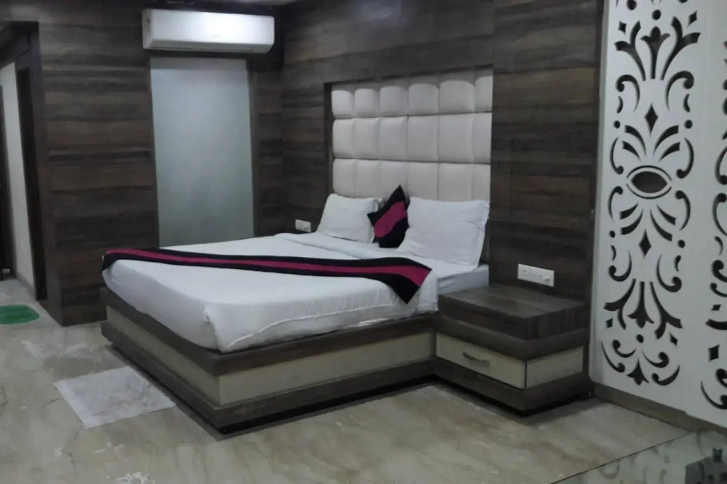 OYO 23595 Hotel Tajway Inn