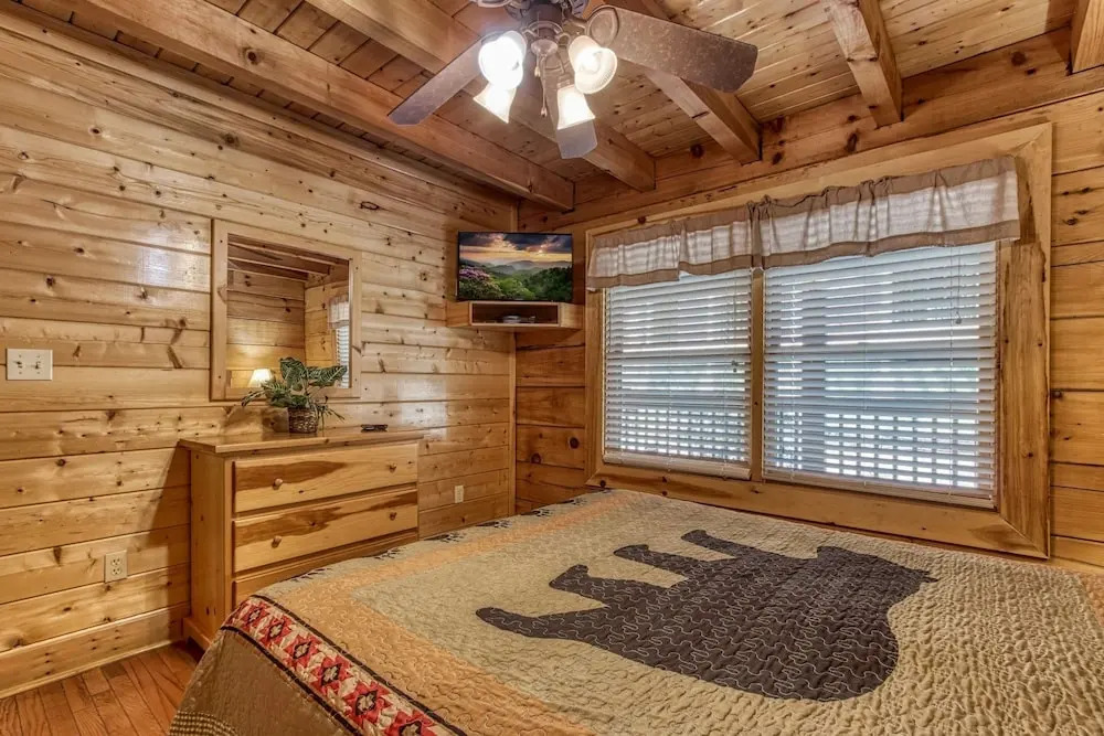ERN864 - The Cedars - Great Location! Close To All The Action! cabin