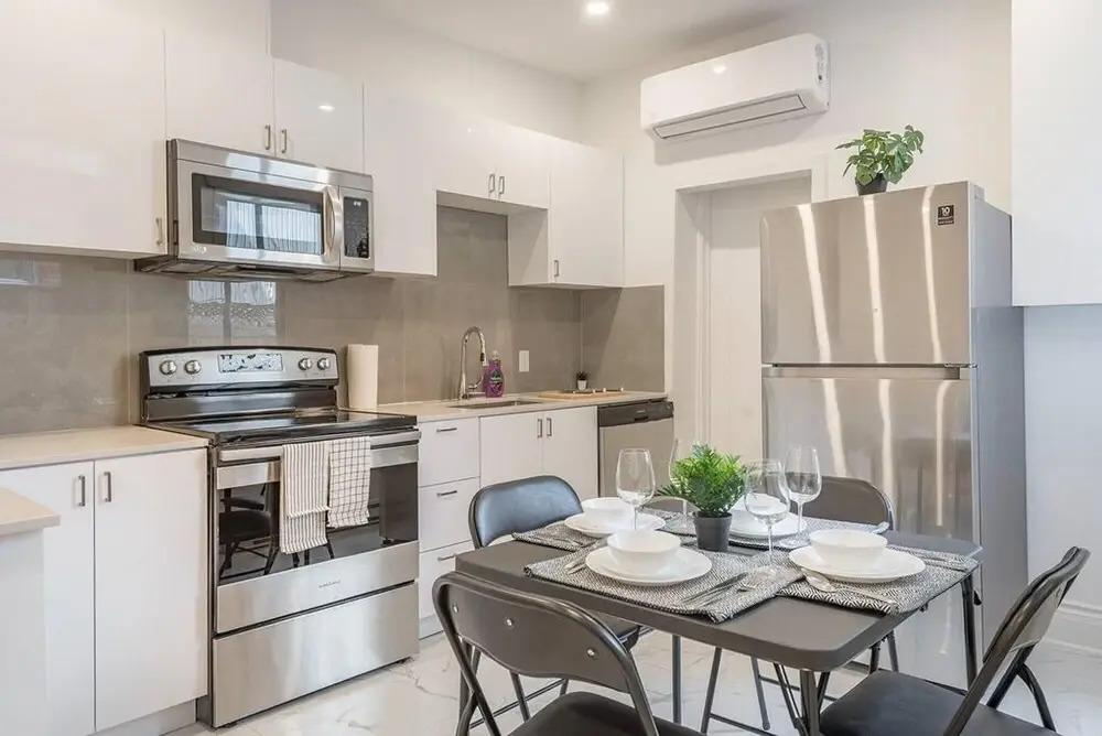 Beautiful and NEW 4bedr in Mile-end Free Parking