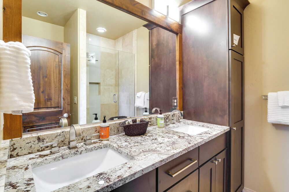 Frisco Condo w/ Rooftop Deck: Walk to Main St!