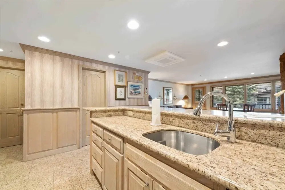 Cozy 2 Bedroom Slopeside Mountain Residence in Vail Village Just Steps From Gondola 1