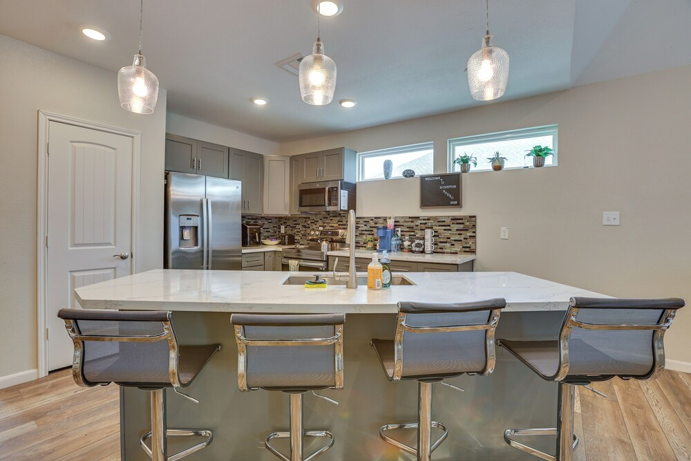 Houston Upgrade! Spacious + Modern Unit Near UH