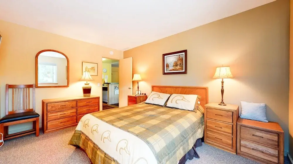 Crestview 25 Convenient Location near the Village and Lifts, Pet-Friendly by RedAwning