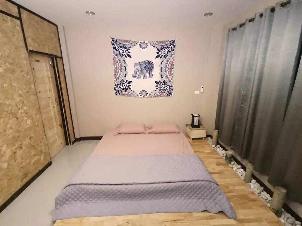 1314c Home at Sat. Night Market Near Airport and Old City / Free Pick up