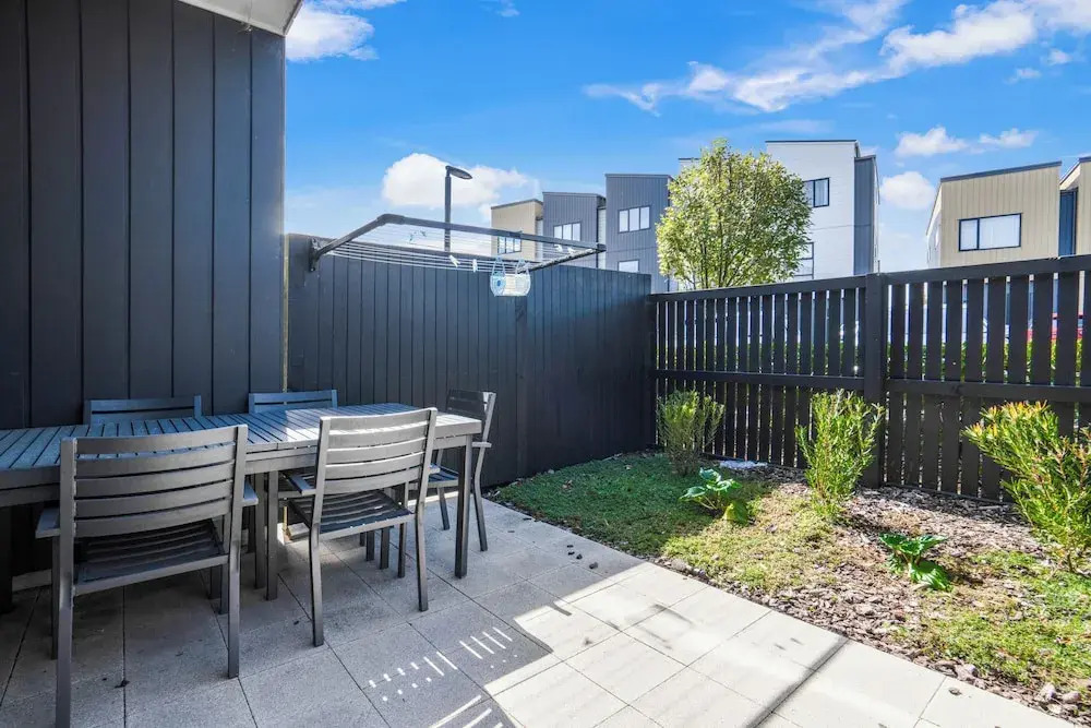 Huntington Townhouse with Patio and Parking