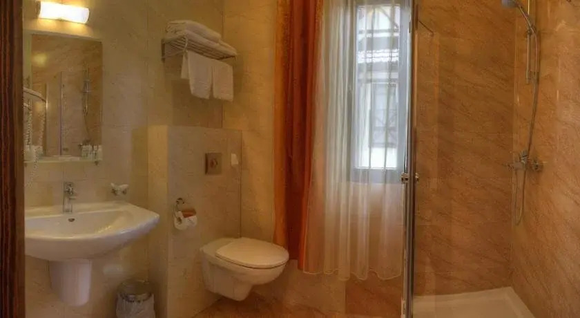 Iris Hotel