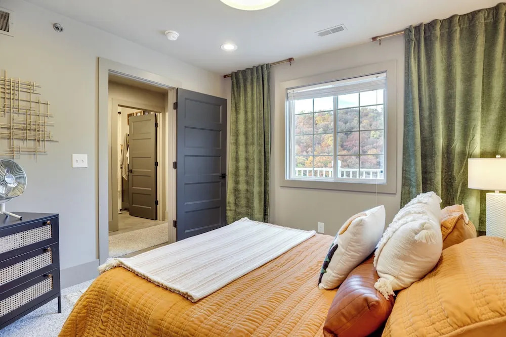 Views + Pool Access: Luxurious Lake Ozark Condo