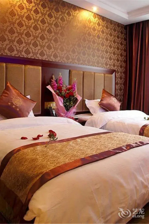 Super 8 Collection Hotel (Chongzhou Government Center Square)