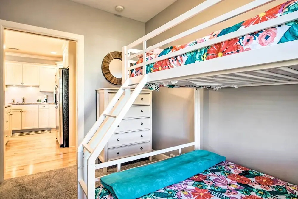 Grand Haven Condo: Walk to Lake + Pool Access!