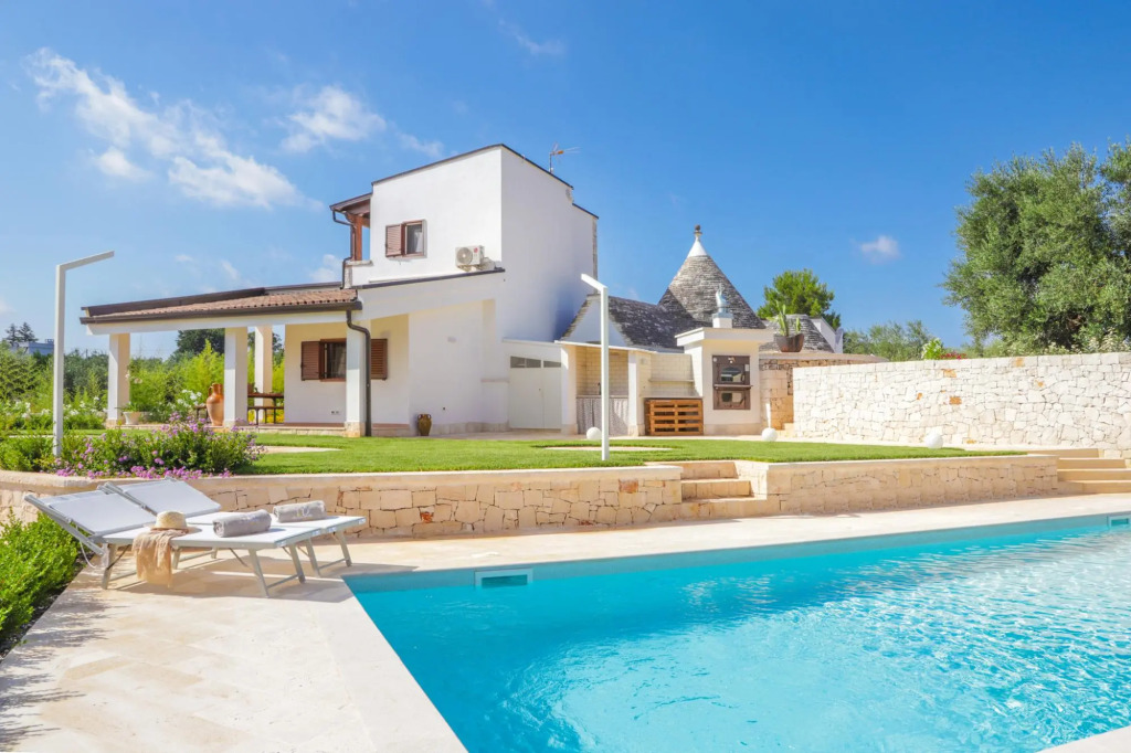 TD Trulli Saveni Trulli with Pool Near the Centre