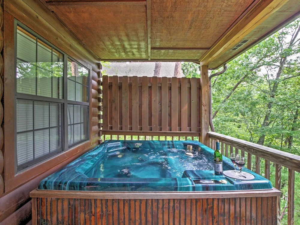 Idyllic Cabin w/ Hot Tub < 2 Mi to Dollywood!